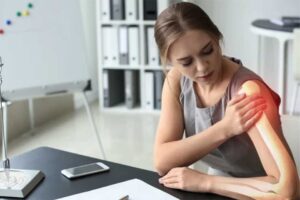 Uszkodzenie stożka rotatorów – przyczyny i metody leczenia.