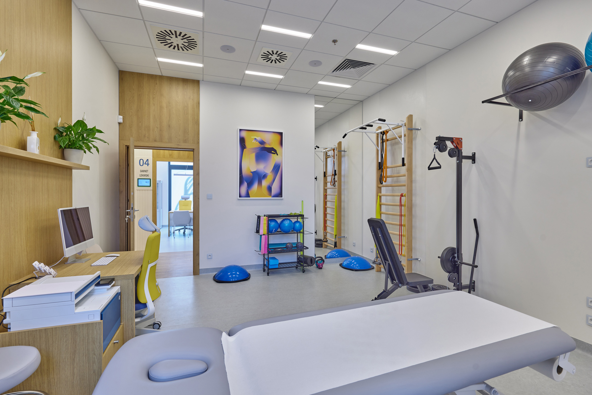 Gabinet fizjoterapeutyczny w Instytucie Chirurgii Barku Szczecin - stanowisko do terapii manualnej i ćwiczeń rehabilitacyjnych