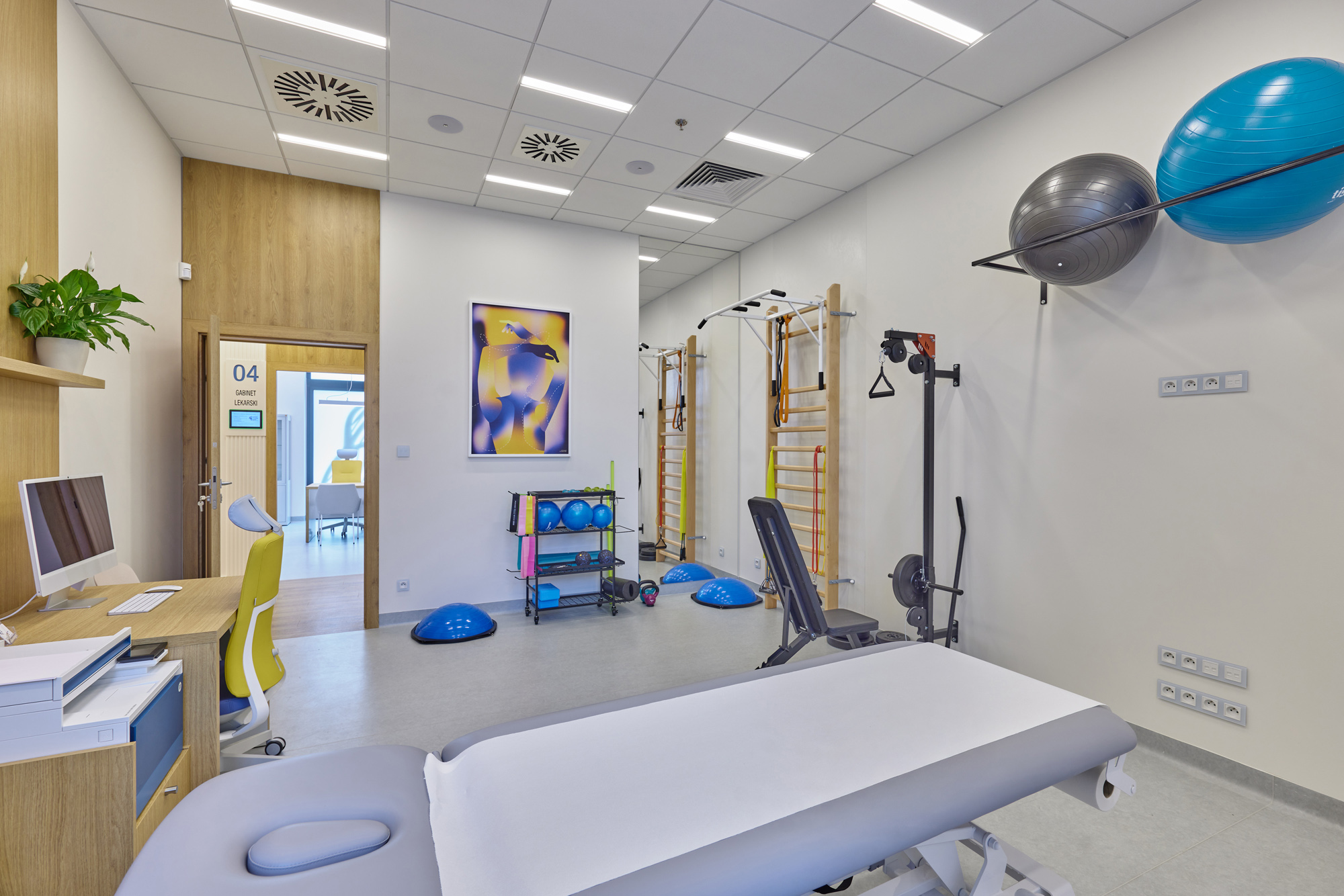 Sala rehabilitacji w Instytucie Chirurgii Barku Szczecin - nowoczesny sprzęt do ćwiczeń barku i kończyny górnej