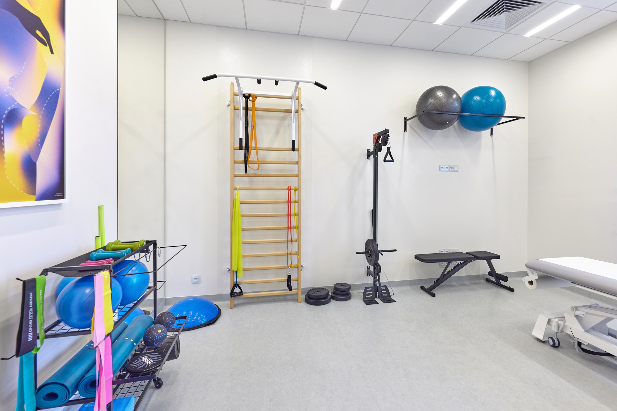 Sprzęt rehabilitacyjny w Instytucie Chirurgii Barku Szczecin - drabinki, piłki, gumy oporowe, sprzęt do ćwiczeń funkcjonalnych
