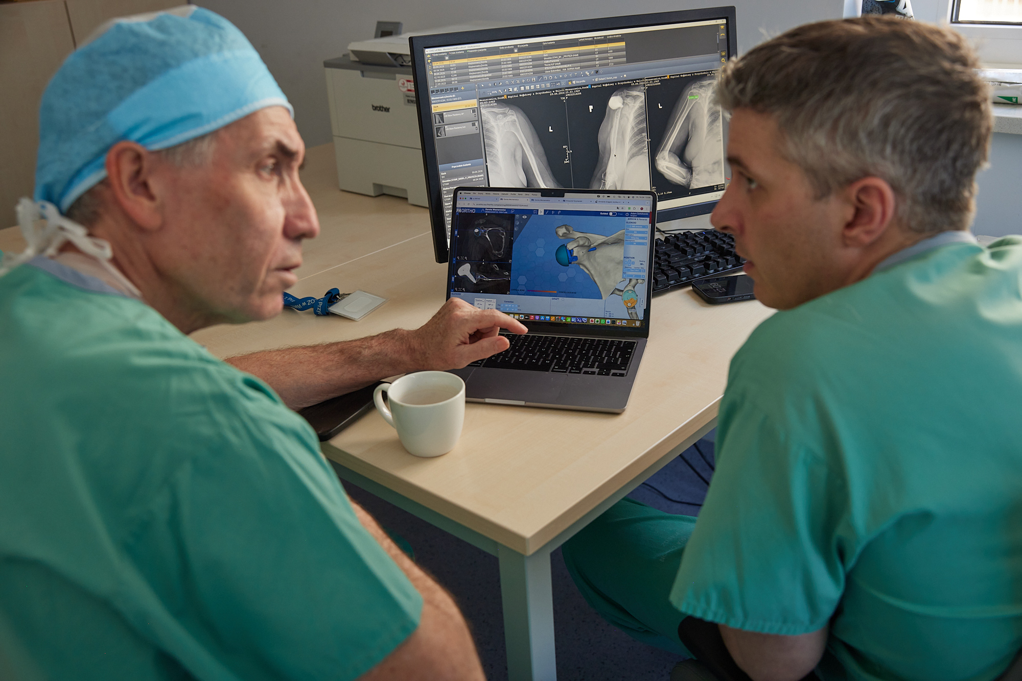 Dr Philippe Valenti i dr Adam Sokołowski planują operację rewizyjną - analiza tomografii 3D i dobór implantów