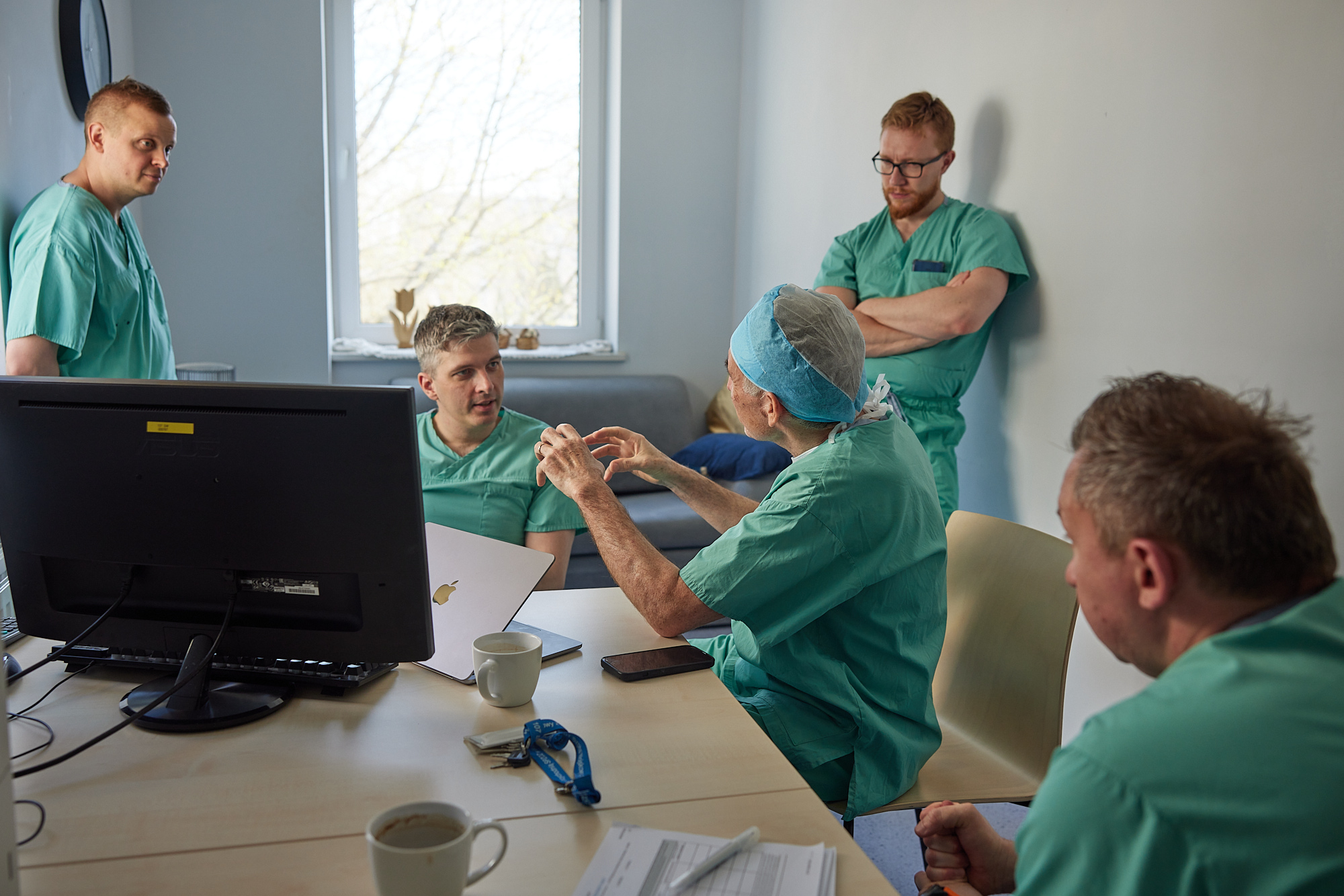Zespół chirurgów podczas odprawy przedoperacyjnej - dr Valenti omawia technikę transferu mięśniowego