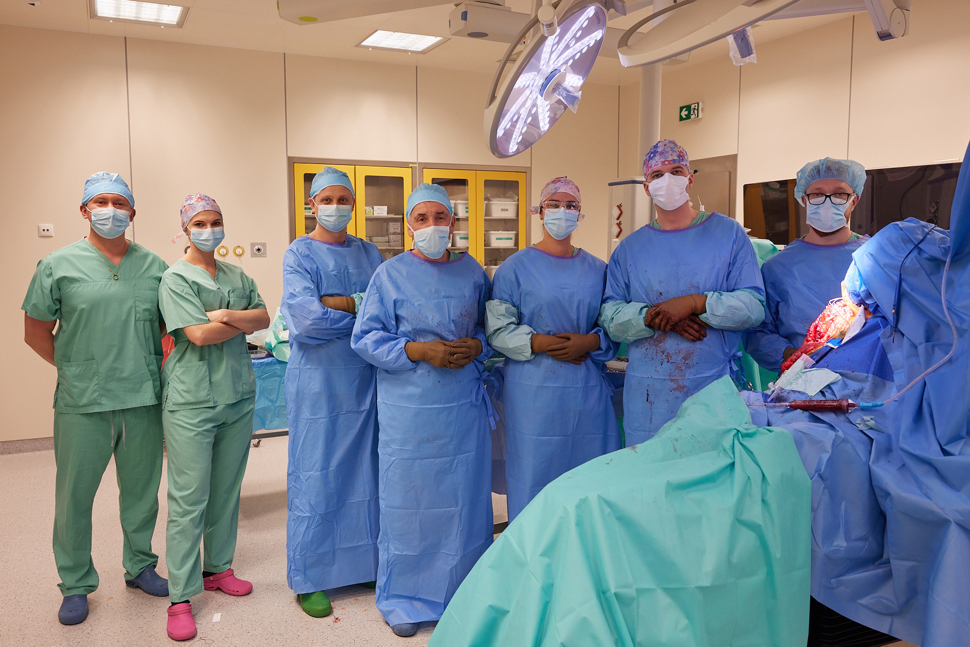Cały zespół operacyjny po zakończeniu zabiegu - międzynarodowa współpraca chirurgów barku w 107 Szpitalu Wojskowym w Wałczu